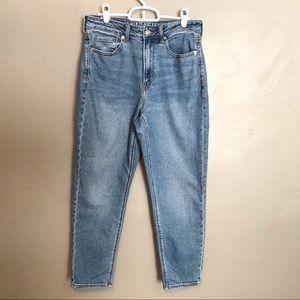 American Eagle “on trend” Mom Jean with stretch